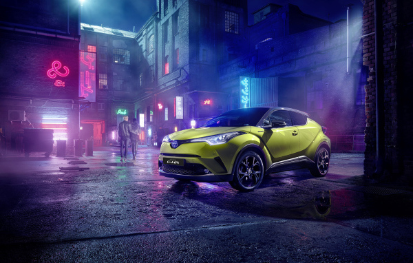 Автомобиль Toyota C-HR, 2019 года на ночной улице