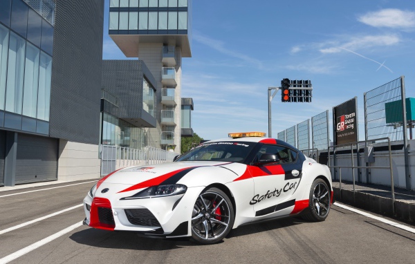 Автомобиль Toyota GR Supra Safety Car, 2019 года на улице
