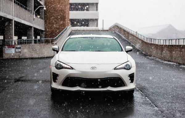 Белый автомобиль Toyota Supra на улице зимой