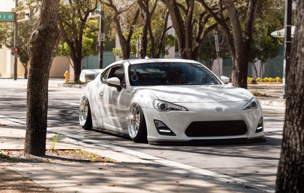 Белый спортивный автомобиль  Toyota 86, 2019 года в городе