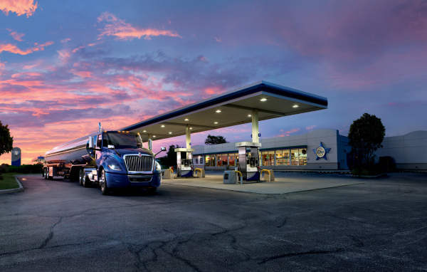 Большой синий грузовик на заправке