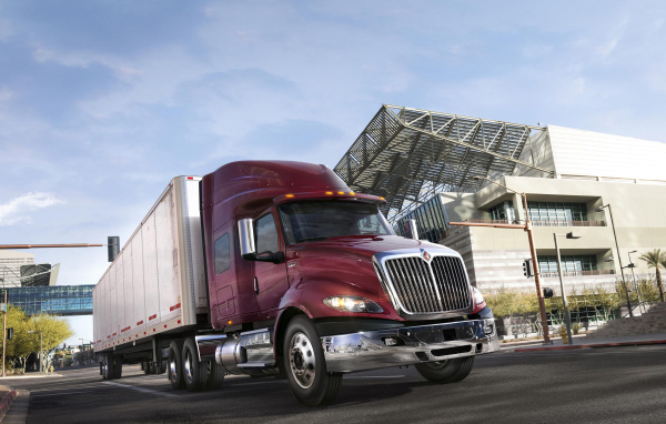 Большой грузовик в городе