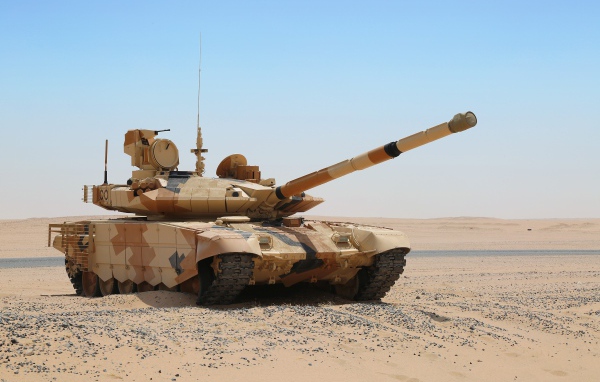 Танк T-90 в пустыне на фоне голубого неба