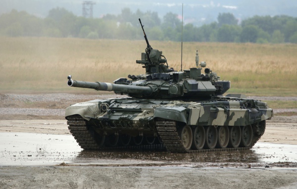 Танк T-90 в грязи