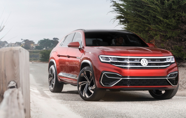 Красный внедорожник Volkswagen Atlas 2018 года