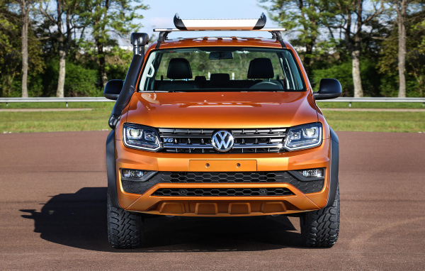 Золотистый внедорожник Volkswagen Amarok V6 вид спереди 