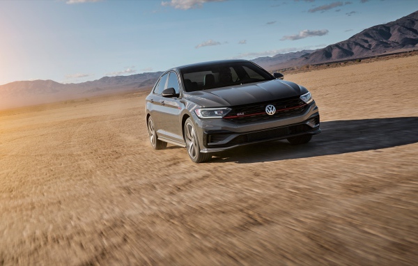 Автомобиль Volkswagen Jetta в пустыне