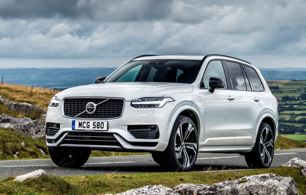 Белый автомобиль Volvo XC90 T8 Twin Engine R-Design 2019 года на дороге