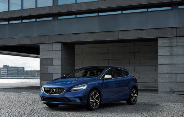 Синий автомобиль Volvo V40 у здания