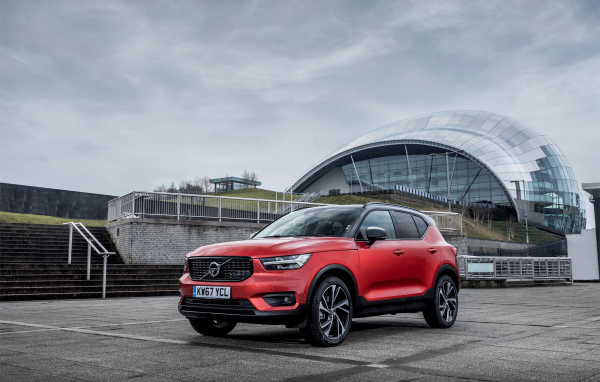 Красный внедорожник Volvo V60 на фоне пасмурного неба