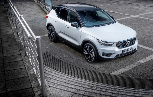 Белый автомобиль Volvo V60 у ступенек 