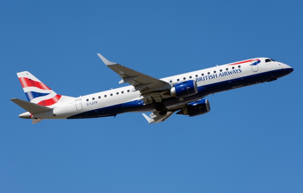 Пассажирский самолет Embraer ERJ-190 авиакомпании British Airways в небе
