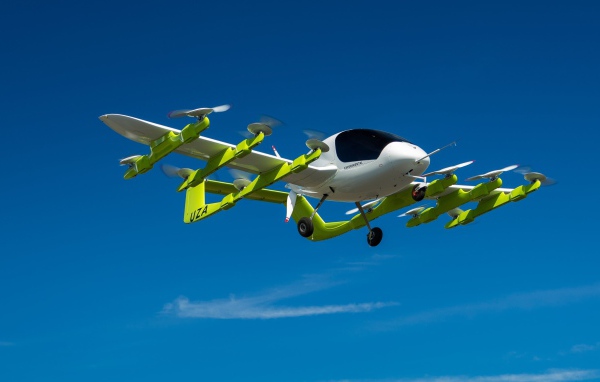 Электронный летательный дрон  Kitty Hawk Cora в небе
