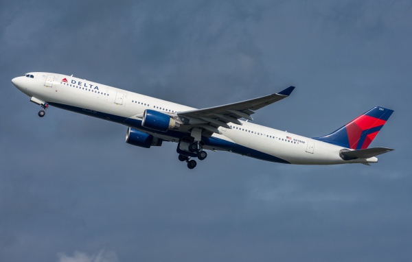 Большой пассажирский Airbus авиакомпании  Delta Air Lines