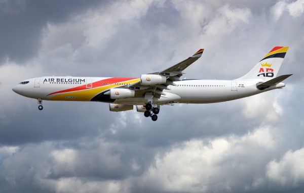 Большой пассажирский Airbus A340-300 компании AIR BELGIUM