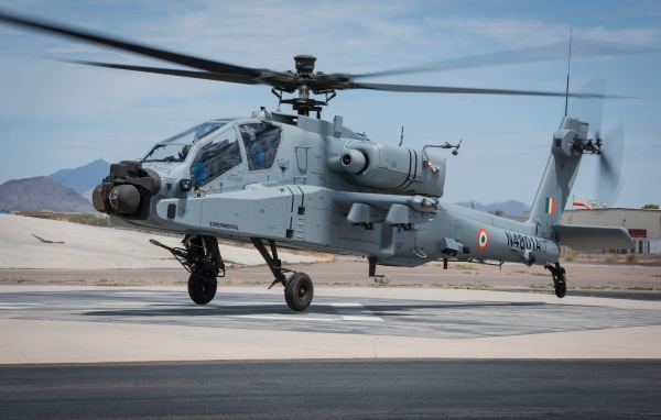 Военный вертолет Boeing AH-64 Apache готовится к взлету