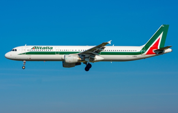 Пассажирский Airbus A321-100 в голубом небе 