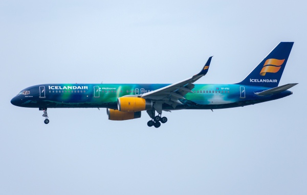 Пассажирский Boeing 757-200W  авиакомпании Icelandair в небе