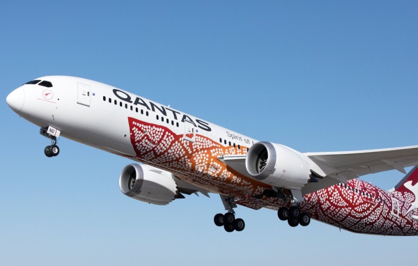 Самолет авиакомпании Qantas в небе