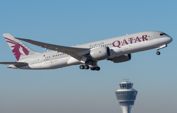 Аэробус авиакомпании Qatar летит в небе