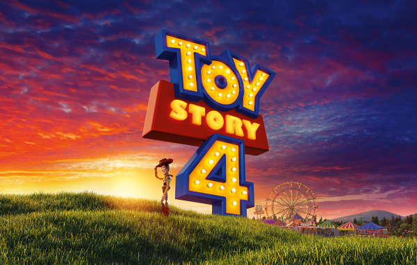 Ковбой Вуди на зеленой траве персонаж мультфильма История игрушек 4