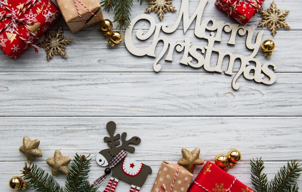 Открытка на Рождество на деревянном фоне