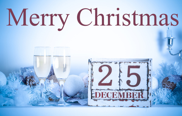 Открытка на Рождество с бокалами 