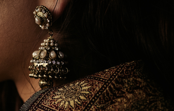 Красивая сережка с камнями в ухе