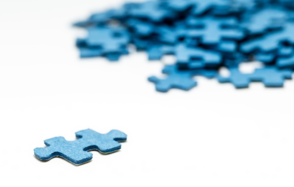Синий пазл на белом фоне