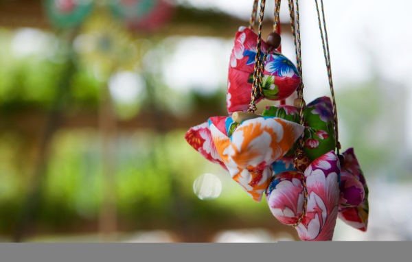 Разноцветный тряпичный декор на веревках