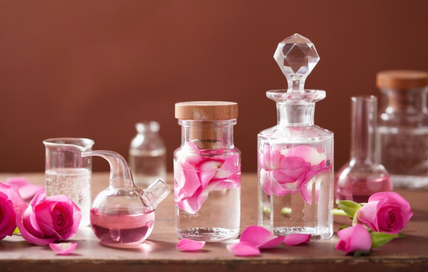 Стеклянные флаконы с ароматной водой с лепестками розы