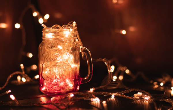 Включенная гирлянда в стеклянном кувшине