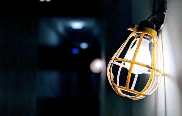 Включенная лампа в защитной решетке