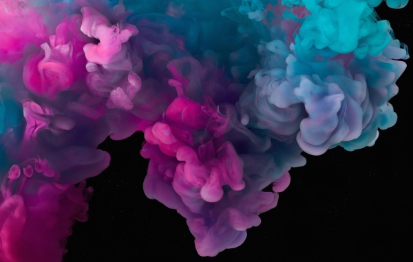 Разноцветный густой дым на черном фоне