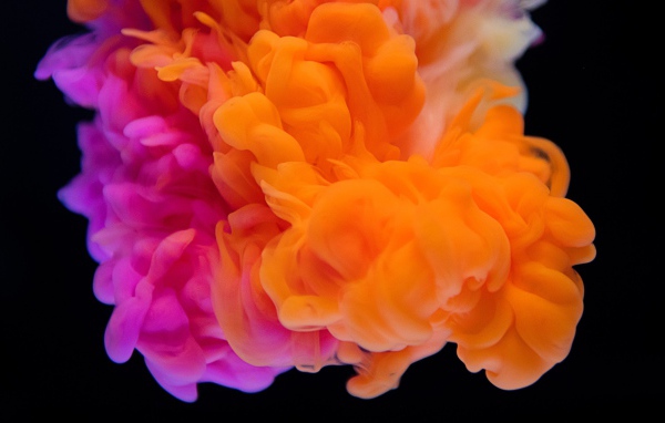 Оранжево -розовый дым на черном фоне 