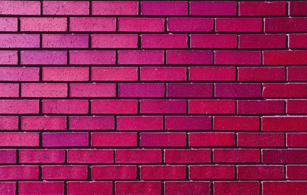 Розовая рукотворная кирпичная стена