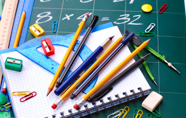 Канцелярские школьные принадлежности на столе 