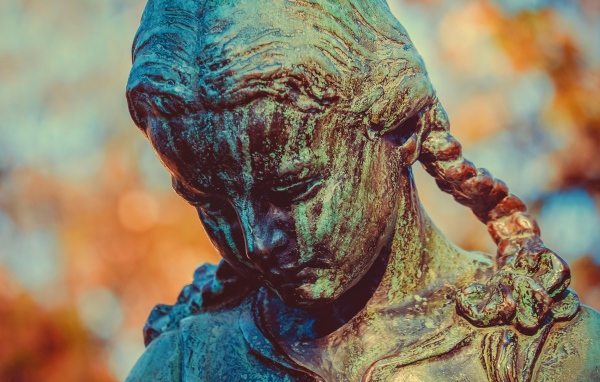 Скульптура бронзовой девочка крупным планом