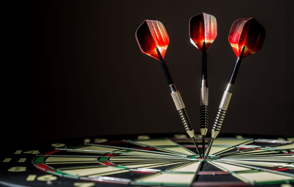 Острые дротики в круглой доске для дартса