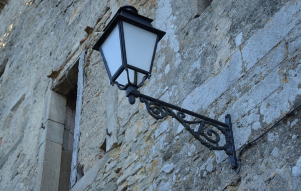 Уличный фонарь на доме