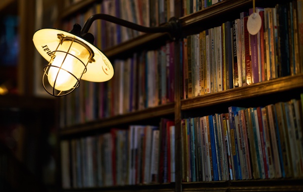 Фонарь с лампой в библиотеке