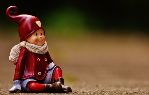 Статуэтка гнома на дороге 