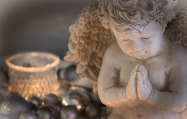 Белая статуэтка ангела крупным планом