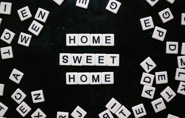 Белые кубики с буквами на черном фоне