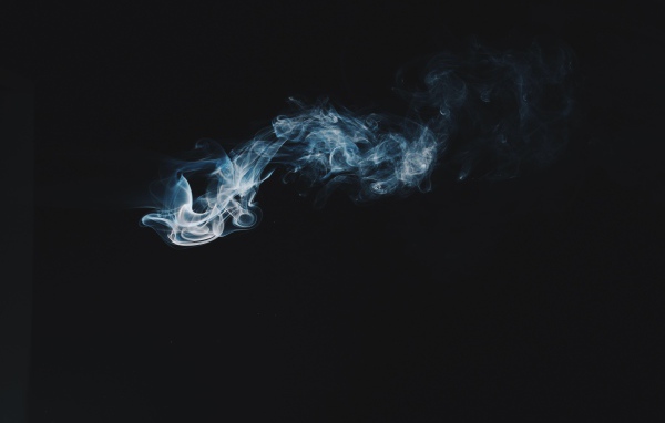 Белый дым на черном фоне 