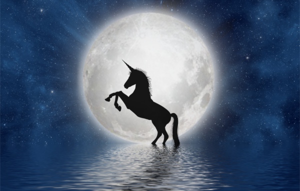 Фантастический единорог в воде на фоне большой белой луны 