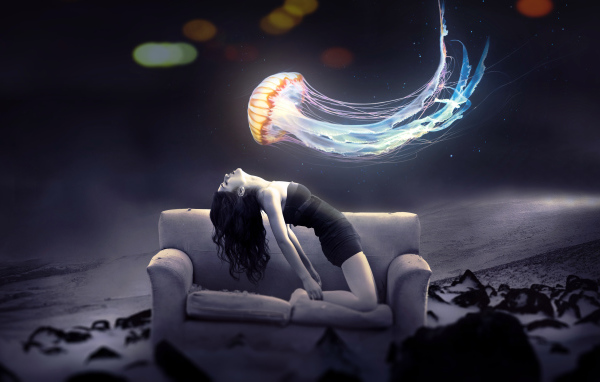 Медуза пролетает над девушкой на диване, фэнтези