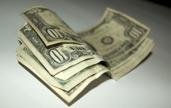 Купюры по 10 долларов на столе