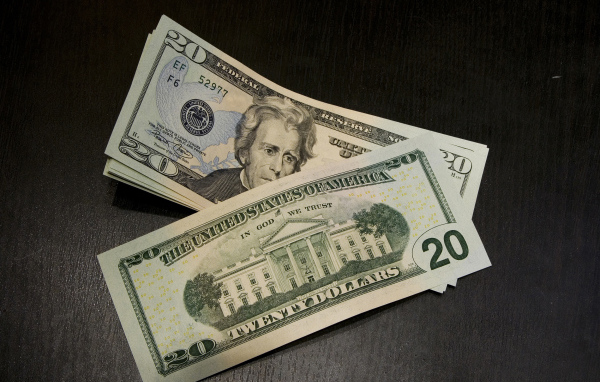 Купюры по 20 долларов на столе