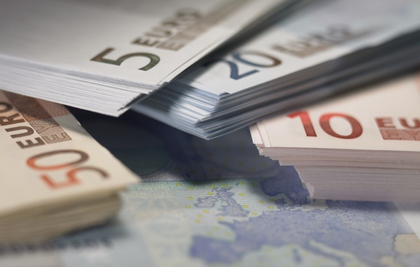 Пачки купюр евро крупным планом 